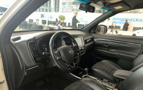 Mitsubishi Outlander III рестайлинг 3, 2021 год, 2 700 000 рублей, 20 фотография