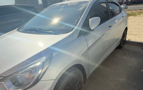 Hyundai Solaris II рестайлинг, 2012 год, 650 000 рублей, 24 фотография
