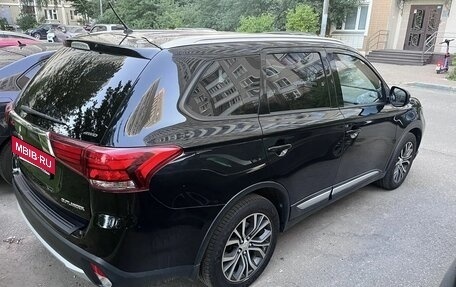 Mitsubishi Outlander III рестайлинг 3, 2016 год, 1 850 000 рублей, 3 фотография