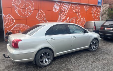Toyota Avensis III рестайлинг, 2005 год, 680 000 рублей, 2 фотография