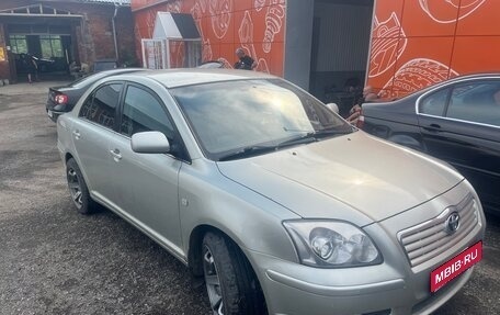 Toyota Avensis III рестайлинг, 2005 год, 680 000 рублей, 1 фотография