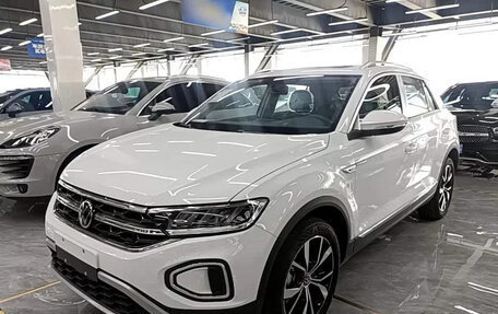 Volkswagen T-Roc I, 2025 год, 1 900 000 рублей, 2 фотография