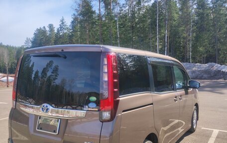 Toyota Noah III, 2014 год, 1 900 000 рублей, 5 фотография