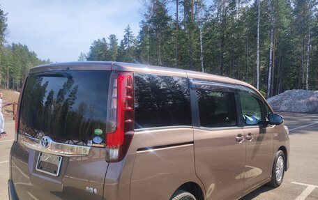Toyota Noah III, 2014 год, 1 900 000 рублей, 6 фотография
