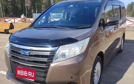 Toyota Noah III, 2014 год, 1 900 000 рублей, 2 фотография