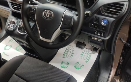 Toyota Noah III, 2014 год, 1 900 000 рублей, 13 фотография
