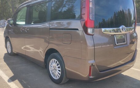 Toyota Noah III, 2014 год, 1 900 000 рублей, 7 фотография