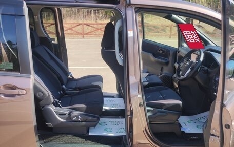 Toyota Noah III, 2014 год, 1 900 000 рублей, 14 фотография