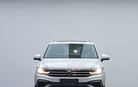 Volkswagen Tiguan II, 2023 год, 2 100 000 рублей, 1 фотография