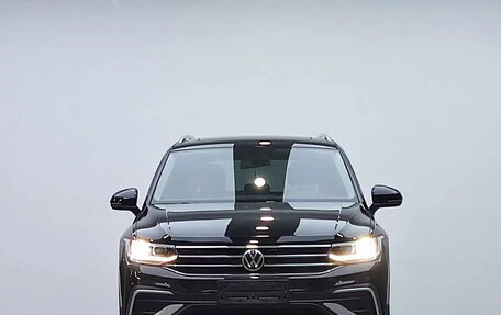 Volkswagen Tiguan II, 2023 год, 2 100 000 рублей, 1 фотография