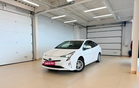 Toyota Prius IV XW50, 2017 год, 1 799 900 рублей, 1 фотография