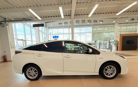 Toyota Prius IV XW50, 2017 год, 1 799 900 рублей, 7 фотография