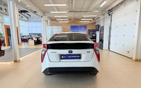 Toyota Prius IV XW50, 2017 год, 1 799 900 рублей, 5 фотография