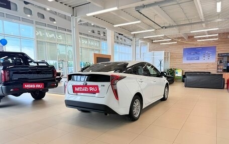 Toyota Prius IV XW50, 2017 год, 1 799 900 рублей, 6 фотография