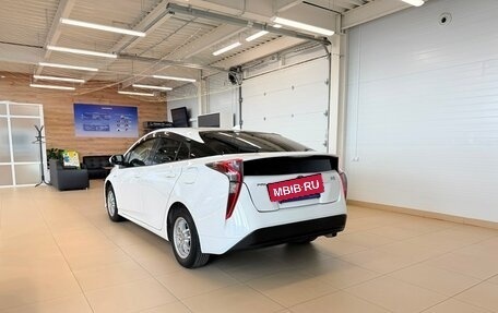Toyota Prius IV XW50, 2017 год, 1 799 900 рублей, 4 фотография