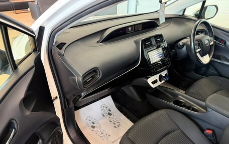 Toyota Prius IV XW50, 2017 год, 1 799 900 рублей, 12 фотография