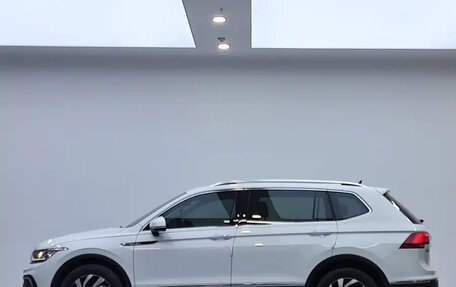 Volkswagen Tiguan II, 2023 год, 2 100 000 рублей, 4 фотография
