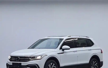 Volkswagen Tiguan II, 2023 год, 2 100 000 рублей, 3 фотография