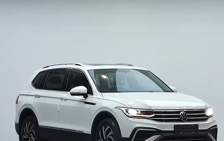 Volkswagen Tiguan II, 2023 год, 2 100 000 рублей, 2 фотография