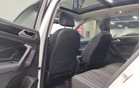 Volkswagen Tiguan II, 2023 год, 2 100 000 рублей, 13 фотография