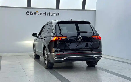 Volkswagen Tiguan II, 2023 год, 2 100 000 рублей, 3 фотография