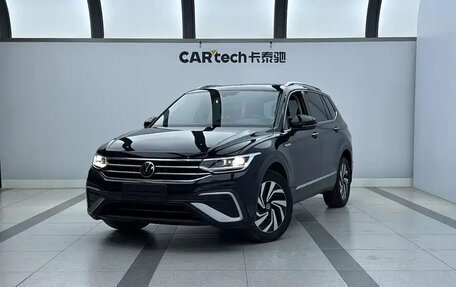 Volkswagen Tiguan II, 2023 год, 2 100 000 рублей, 2 фотография