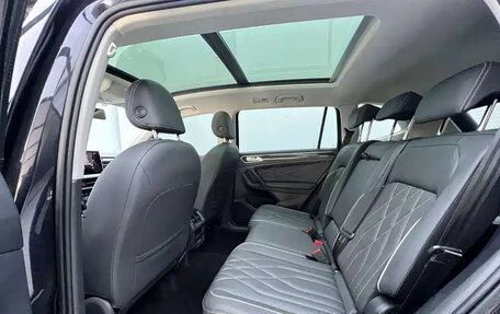 Volkswagen Tiguan II, 2023 год, 2 100 000 рублей, 21 фотография