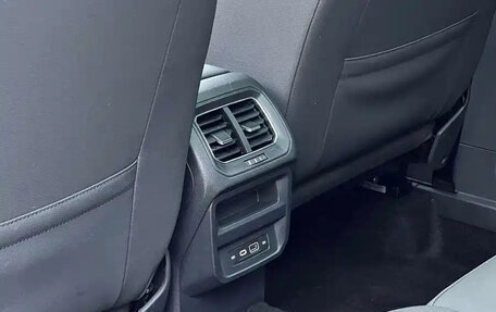 Volkswagen Tiguan II, 2023 год, 2 100 000 рублей, 22 фотография
