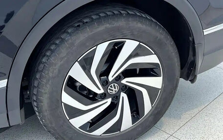 Volkswagen Tiguan II, 2023 год, 2 100 000 рублей, 28 фотография