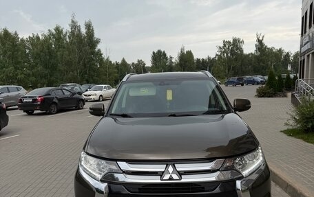 Mitsubishi Outlander III рестайлинг 3, 2015 год, 1 800 000 рублей, 2 фотография