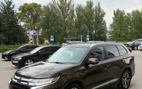 Mitsubishi Outlander III рестайлинг 3, 2015 год, 1 800 000 рублей, 3 фотография