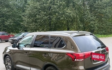 Mitsubishi Outlander III рестайлинг 3, 2015 год, 1 800 000 рублей, 5 фотография