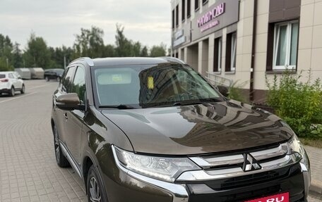 Mitsubishi Outlander III рестайлинг 3, 2015 год, 1 800 000 рублей, 4 фотография