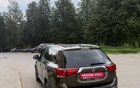 Mitsubishi Outlander III рестайлинг 3, 2015 год, 1 800 000 рублей, 7 фотография