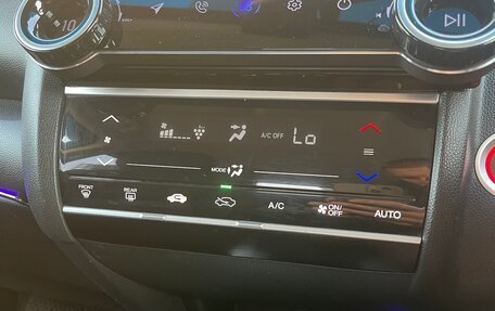 Honda Fit III, 2018 год, 1 300 000 рублей, 16 фотография