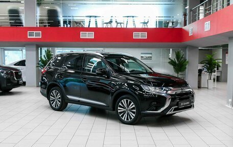 Mitsubishi Outlander III рестайлинг 3, 2019 год, 2 150 000 рублей, 3 фотография
