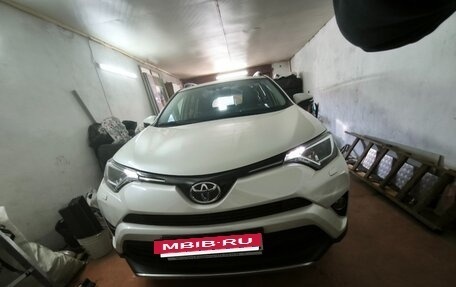 Toyota RAV4, 2017 год, 3 200 000 рублей, 6 фотография