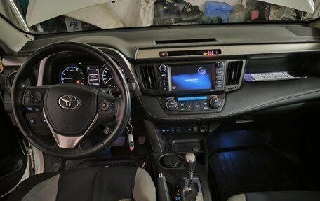 Toyota RAV4, 2017 год, 3 200 000 рублей, 12 фотография