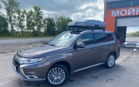 Mitsubishi Outlander III рестайлинг 3, 2019 год, 2 250 000 рублей, 8 фотография