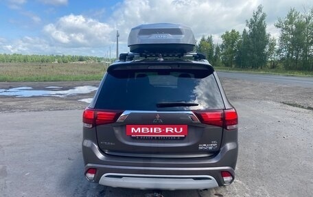 Mitsubishi Outlander III рестайлинг 3, 2019 год, 2 250 000 рублей, 5 фотография