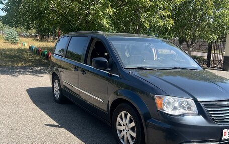 Chrysler Town & Country V рестайлинг, 2013 год, 1 500 000 рублей, 2 фотография