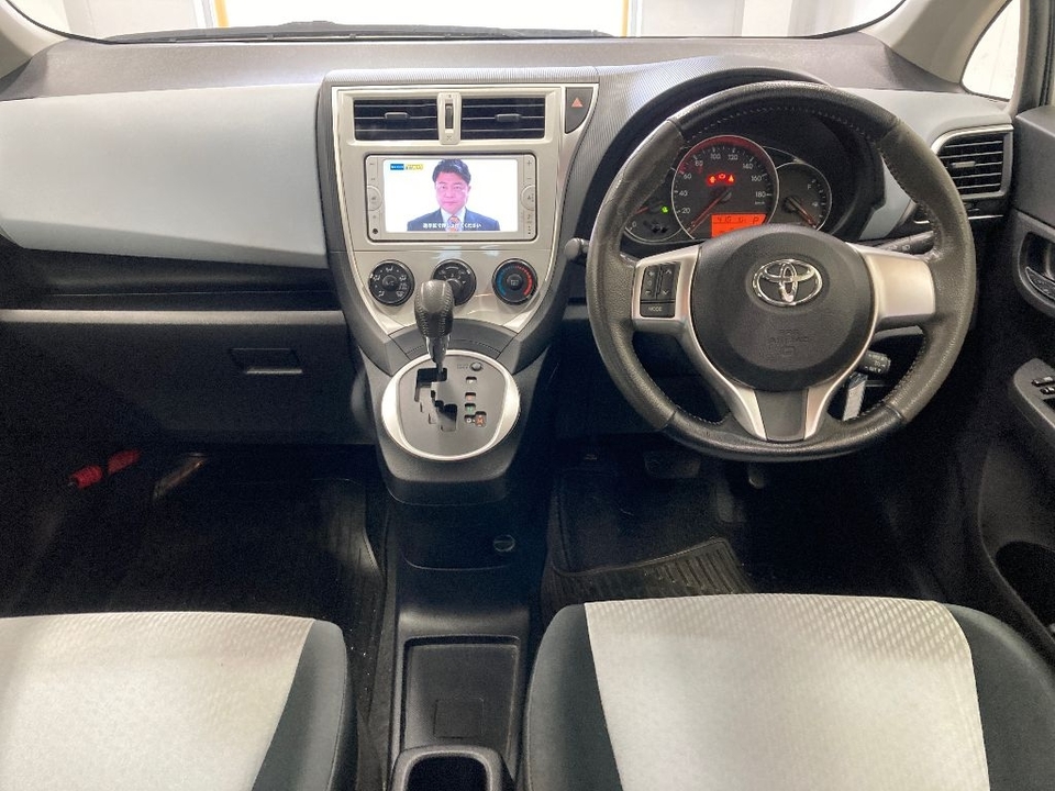 Toyota Ractis II, 2013 год, 945 000 рублей, 3 фотография