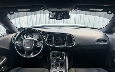 Dodge Challenger III рестайлинг 2, 2017 год, 2 850 000 рублей, 10 фотография