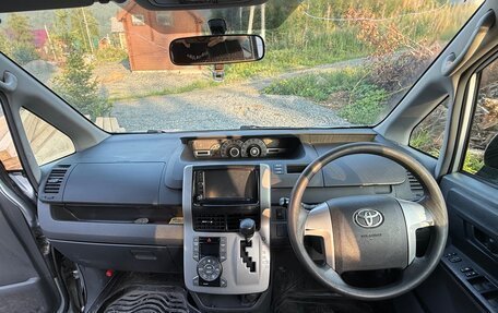 Toyota Voxy II, 2008 год, 1 200 000 рублей, 16 фотография