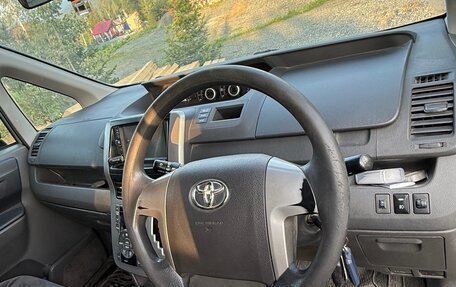 Toyota Voxy II, 2008 год, 1 200 000 рублей, 17 фотография