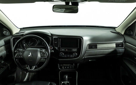 Mitsubishi Outlander III рестайлинг 3, 2019 год, 1 979 700 рублей, 14 фотография