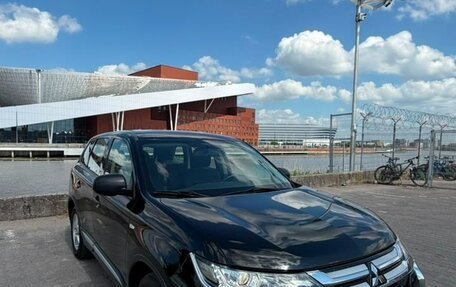 Mitsubishi Outlander III рестайлинг 3, 2015 год, 1 850 000 рублей, 2 фотография