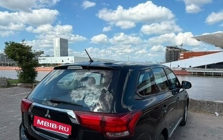 Mitsubishi Outlander III рестайлинг 3, 2015 год, 1 850 000 рублей, 6 фотография