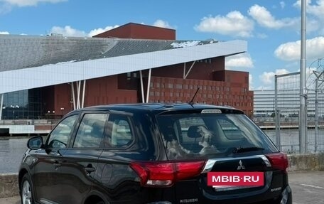 Mitsubishi Outlander III рестайлинг 3, 2015 год, 1 850 000 рублей, 5 фотография