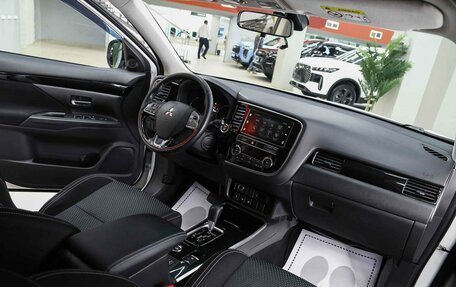 Mitsubishi Outlander III рестайлинг 3, 2019 год, 1 790 000 рублей, 11 фотография
